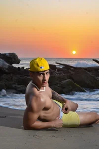 _Ryan_walker ENJOYING THE SEA Poză