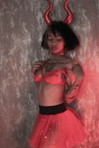 daiana_curly Don't be shy, fall into the temptation of this sexy demon! Bilde 5