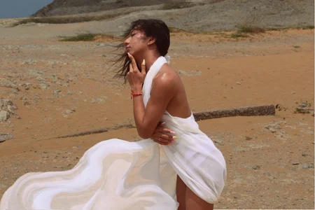 carringtonduvall white on sand Hình