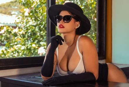 AlynAllen amazing curves Immagine  4