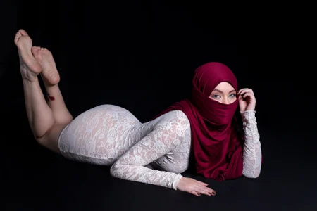 fatiima_ The lace doesn't cover me... it provokes me.🤍🔥 Hình 7