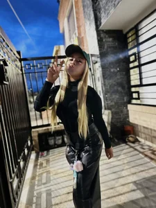 A little bit about me, off the page de Angelwhite_25  2 Imagens