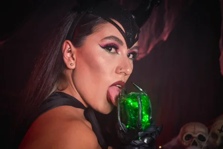 MeganStorn Maleficent 🎃🖤 Foto 4