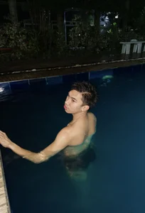 Ur_pinoyhotbrix Lets swim? Foto 2