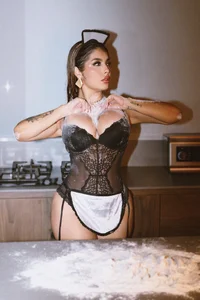 LisaMonroe_ Cooking for your cock..♥ Bilde 2