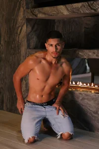 Aaronfox_x Undress me and spread the oil all over my body Pic 3