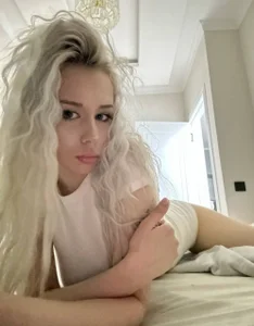 blondegirlss Lana Pic 2