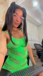 ScarletEvanss_ Selfie time in green 🍃 Pic 5