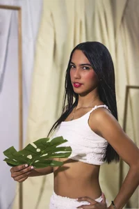 emily_gaviria1 Like a flower… soft and wild Bilde 2