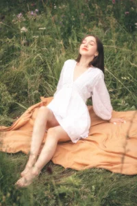 AmiLewis The grass tickles my heels😜 Pic 5