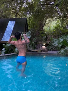 Emmet_CollinsJSのEnjoying my timeの 6枚の写真