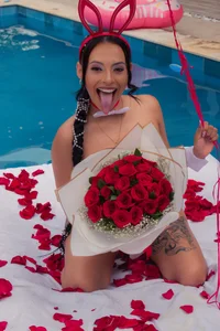 MiiaaMoonroee kullanıcısının Esta noche, el regalo soy yo…🎁🔥 albümü -  6 fotoğraf