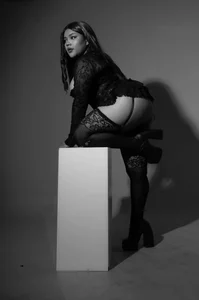 cherry_chel Sit Down… or Kneel 🫦 Foto