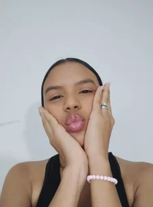 katie_garcez kisses Pic 6