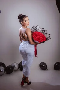 Emily_Black1のYour angel in white 😇🤍の 4枚の写真