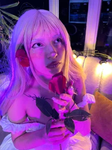 Melody-chers Between lights and petals I become a dream that you can't touch... but you can imagine 💋🌹 Poză 4