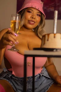 Your_big_ebony_goddness kullanıcısının drink a cup with me albümü -  4 fotoğraf