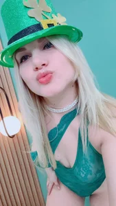 Crystal-Woods Happy St. Patrick’s Day… come get your dose of good luck.💚😉 Immagine  3