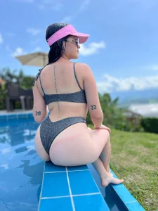 Jaslyn__Smith You spend the day with me in the pool? 💦🔥🥵 Pic 2
