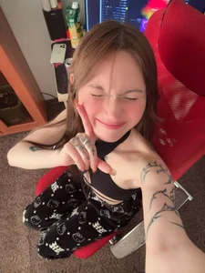 Alice_1n_Wonderland_ pc girl Pic 6