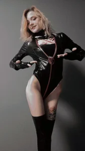 Wrapped in Latex 🕷️ de ShadowEllie Foto