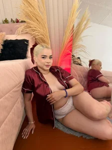 BarbieHannaB_ Confident, open poses 💋 Bilde 2