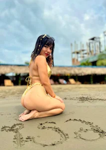 isabel_jaames Happy girl strolling 🚶‍♀️😊🌸 Thanks to your love, I get to enjoy days like this 🌅💙 Love you! ❤️ Hình 7