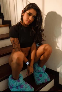 Ambeer_Rousess With my claw slippers Immagine  4