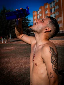 Noha_white one day playing hot soccer Bilde 3