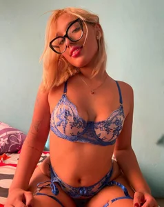 Do you like the color of my new lingerie?🎀🔥 de SkylerRose3  6 photos