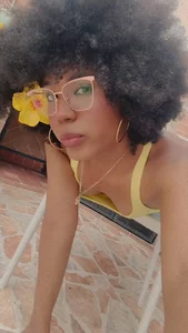 Yellow girl 🤤🎨💛 de CataleyaMoon_  6 photos