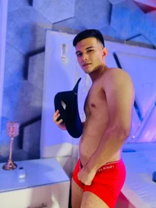 GoldenBoyM Hot boy, daring and eager to make you lose your concentration 😈 圖片