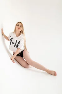 Elza_kom kullanıcısının Blonde girl top model Strip albümü -  3 fotoğraf