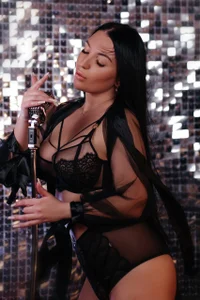 BRUNETTE UNDERWEAR HEELS MISTRESS GODDESS FEMDOM DOMINANT DOMINATRIX STUDS de blackberry_star  4 Imagens