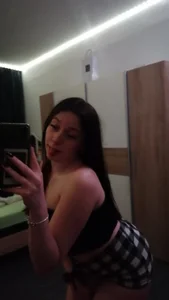 YoungLisaa18 Public Pic 2