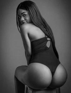 _chloe_adams Shooting day 📸📷 Gambar 3