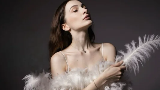 MarieKarma white feathered Immagine 