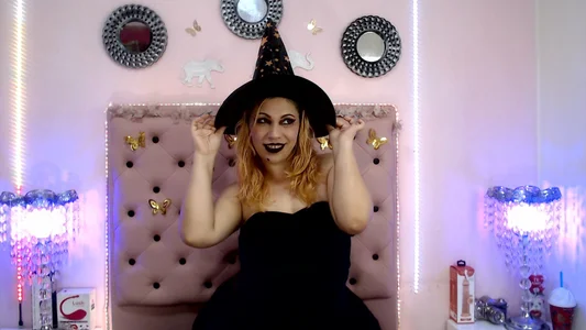 HannahEmmax2 LA BRUJA Pic 3