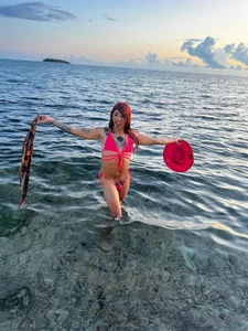 EmmaHills_Sex A little of my beauty in the sea Pic 2