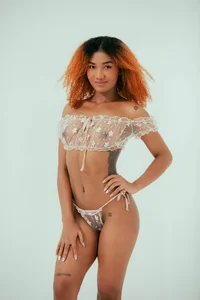 ImaniOkoye: Try my lips!😏💘 ( 4 фото)