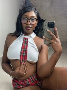 YallianaBrooks I'm your favorite college girl... 📚💗 Immagine  5