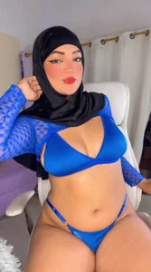 Dana-AlabiのCome see this sexy hot Arab 👑😘の 2枚の写真