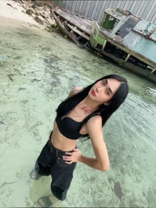 Krishellemoorree Isabella at the beach Pic