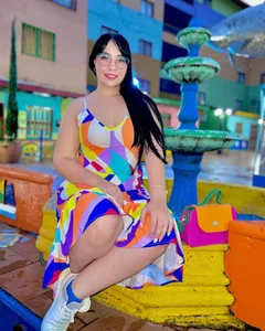 andreina26_ walk through guatape colombia Bilde 2