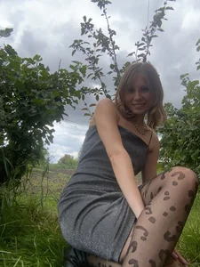 Anita-Smith Outdoor photography in the garden Gambar 2