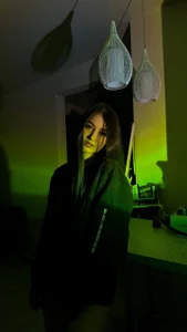 At home in the kitchen, evening)