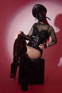 Reed_Fox high heels and chains  2টি ছবি