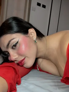 zui_lu Rojo❤️ slika