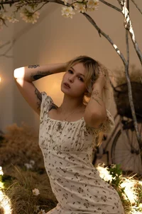 Lisa_Blossom Public Pic 4