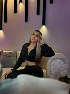 SophieBarnett Elegant and sensual girl Pic 4